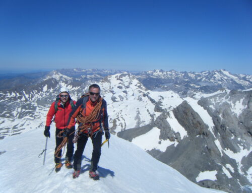 CIMAS MÍTICAS DEL PIRINEO ARAGONÉS: MONTE PERDIDO (3.335 m). De la mano de un Guía de Alta Montaña de Aragón Aventura, 2 rutas a elegir: la ruta normal por el Lago Helado o  la ruta de las Escaleras. Posibilidad de hacer la ascensión en el día desde el valle o en dos días.