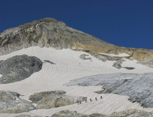 Cursos Técnicos de Alta Montaña en Otoño 2022En Pirineos, en Otoño las condiciones son excelentes para la práctica de la Alta MontañaProgresión con cuerdas, aseguramientos en rutas normales y aristas, seguridad en alta montaña“Especialmente dirigidos a montañeros que quieren progresar en la técnica