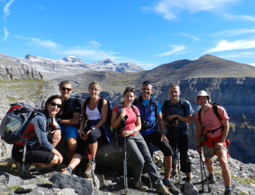 SENDERISMO EN EL PIRINEO ARAGONÉS: Mil caminos, mil sendas…adecuaremos la actividad a las condiciones de la montaña y la época del año: la Faja de las Flores, los Ibones de Anayet… de la mano de un Guía de Montaña de Aragón Aventura descubriremos rincones con unos paisajes de ensueño