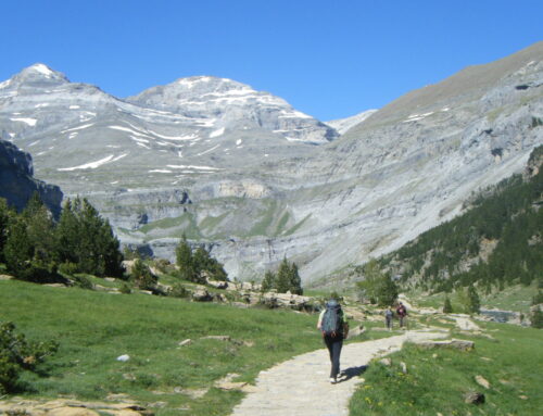 EL TOUR DEL MONTE PERDIDO.- Nivel III. Daremos la vuelta  al Monte Perdido disfrutando de unos días de la alta montaña pirenaica, pasando por collados y fajas, con impresionantes panorámicas del Parque Nacional, acompañados de un Guía de Montaña de AA.