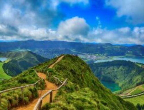 TREKKING EN AZORES.- «Isla de San Miguel». Descubriremos el espectacular paisaje azoreño, con una excepcional vegetación entre la que domina el azul y blanco de las hortensias, con fumarolas, conos y chimeneas, cráteres con lagunas de agua dulce y caprichosas playas de lava). Salidas con Guía local: junio a octubre.