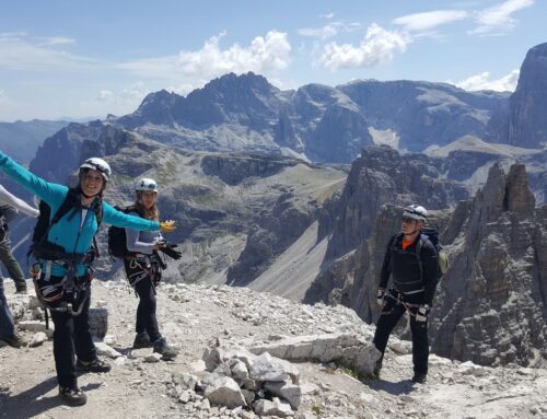 VIAS FERRATAS DE LOS DOLOMITAS.- Italia.  Sin duda la cuna de las Vías Ferratas. Por la estructura de su roca, con repisas y “fajas” entre paredes, se equiparon muchos itinerarios con fines militares y defensivos que más adelante se reequiparon para uso deportivo y montañero, con Guía de Montaña de AA .