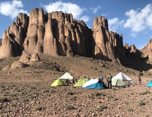  TREKKING JEBEL SAGRHO.- Marruecos. Paisajes extremos, salvajes y solitarios, un trek diferente y exótico donde descubriréis parajes desérticos y bellas formaciones volcánicas. Salidas con Guía Local: octubre a mayo.